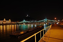 布達佩斯,在晚上,橋