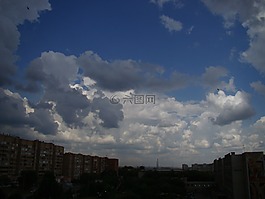 天空,風(fēng)雨如磐,無聊