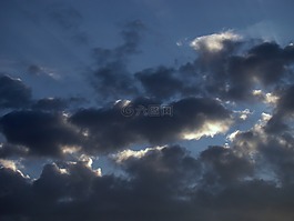 云,雨,黑暗