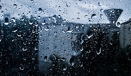 飞溅的雨,风暴,窗口