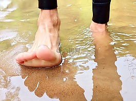 走,河,赤腳