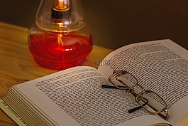 書,油盞燈,眼鏡