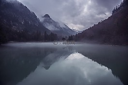 山,湖,薄霧