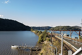 船,岩石的表面,河