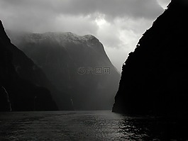 山,河流,有霧