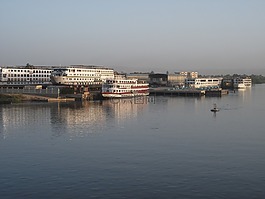 旅游船,河運輸,河岸邊