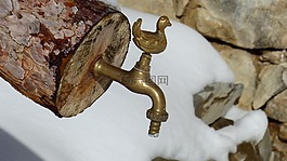 质朴的喷泉,水龙头,老