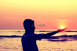 太阳在手,男孩触摸的太阳,人类接触阳光