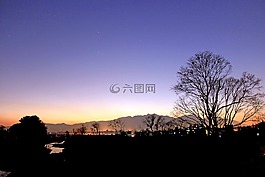 側(cè)影,晚上,前夕
