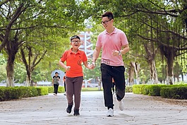 一家人,跑步,笑
