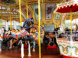 跳舞的迂回的馬,旋轉(zhuǎn)木馬,多彩