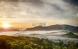陽光燦爛很快,小鎮(zhèn),霧