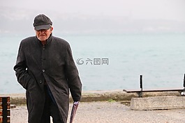 那位老人,累了,人