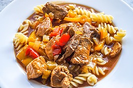 炖牛肉,面条,吃