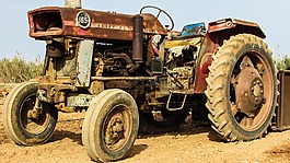 拖拉機(jī),老,生疏