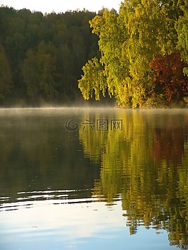 鬼的湖,水,水中倒影
