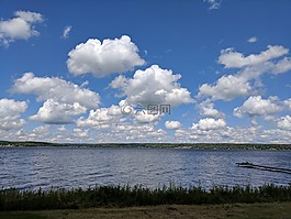 湖肖托夸,蓬松的云彩,藍(lán)色的天空在水