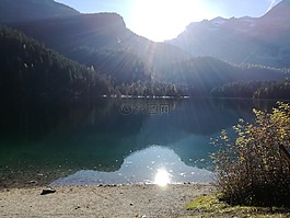 湖,山,性質