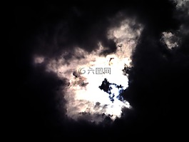 云,鬼,悲觀