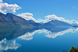 藍(lán)天白云下的湖面高清風(fēng)景背景素材圖片