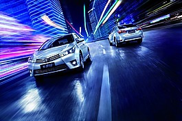 行駛的汽車