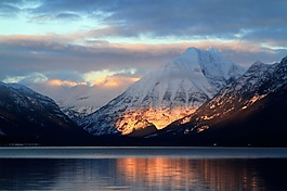 湖泊雪山背景素材