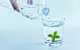 水杯中的葉子平面廣告設(shè)計(jì)