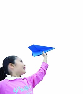 放紙飛機的小女孩