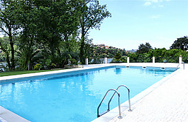 美式别墅区露天泳池图片