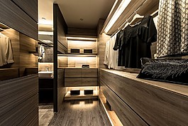 現(xiàn)代港式家居服裝間裝修效果圖