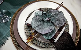 現(xiàn)代時(shí)尚餐具裝修效果圖