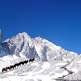 雪山建筑驼队素材