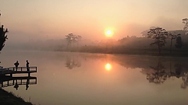 夕陽湖邊風(fēng)景視頻