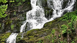 实拍瀑布风景视频