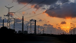 夕陽云彩電桿電線