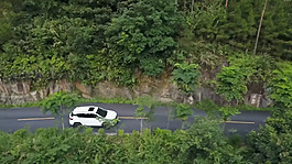 汽車在山路行走