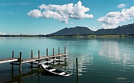 3D湖邊漁船藍(lán)天白云背景墻