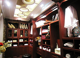 美式實(shí)木小別墅步入式衣帽間裝修實(shí)景圖