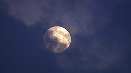 Moon在多云夜空2