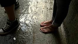 紐約雨中站著一位女士。