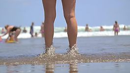 夫人站在Beach上