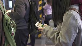 女孩使用智能手机关闭