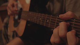 正在演奏的吉他