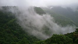 高山上空的浮云