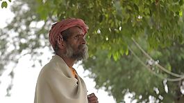 印度男子凝視遠方