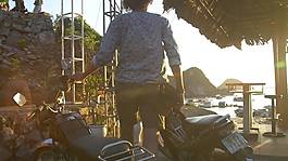 男子拆卸摩托車下龍灣