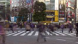 在東京的一個繁忙的十字路口延時