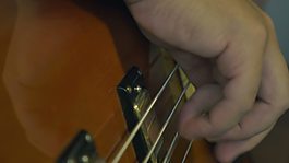 低音吉他拾音器和琴弦特写