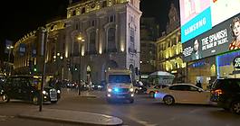 救護(hù)車在皮卡迪利廣場(chǎng)夜間超速