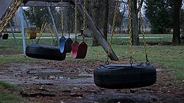 荒涼廢棄的公園輪胎搖擺